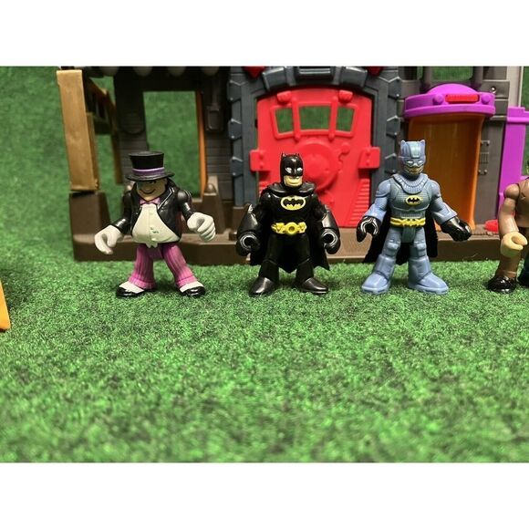 Imaginext Super Friends Gotham City PD Jail Penguin Playset with Penguin - Picture 2 of 8